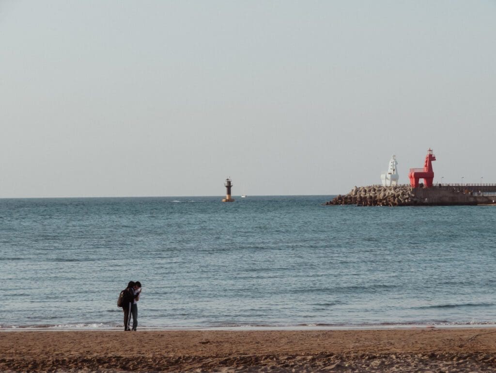  Iho Tewoo Beach is home to two horse-shaped lighthouses.